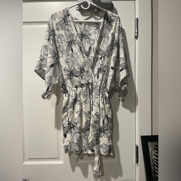 FLS Romper- Super pretty - Picture 1 of 3